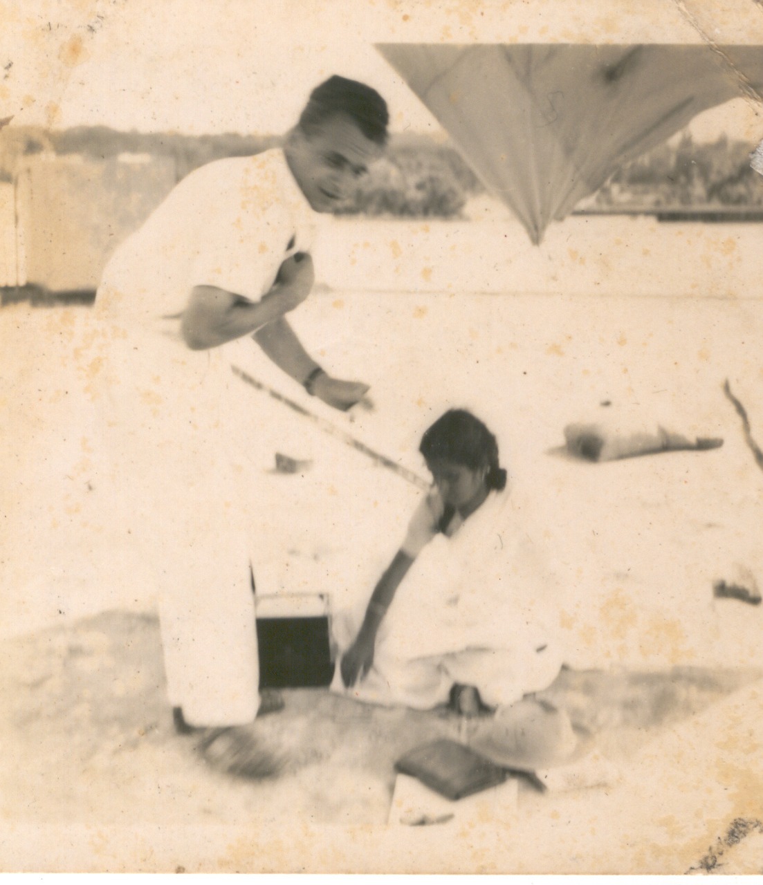 Sandhya and colleague rigging up photoplates to hot air balloons