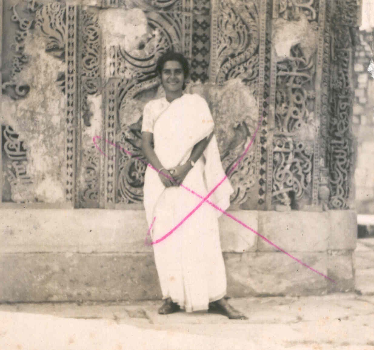 Sandhya Ghosh, now Sandhya Mitra, on a field visit in Aurangabad, from Tata Institute of Fundamental Research, Mumbai, 1950s